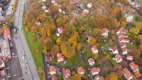 Vista-De-Pájaro-De-Viviendas-Residenciales-En-La-Cima-De-Una-Colina-En-Gotemburgo,-Suecia-Durante-El-Día