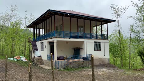 Eine-Moderne,-Minimalistische-Holzhaushütte-Im-Bergwald-Im-Nahen-Osten-Asiens-Im-Dschungelpark-Im-Frühling.-Reisen-Sie-In-Die-Malerische-Natur-Des-Hochlandes,-Kalte-Brise,-Landschaftsansicht,-Saubere-Luft,-Frisch,-Friedlich