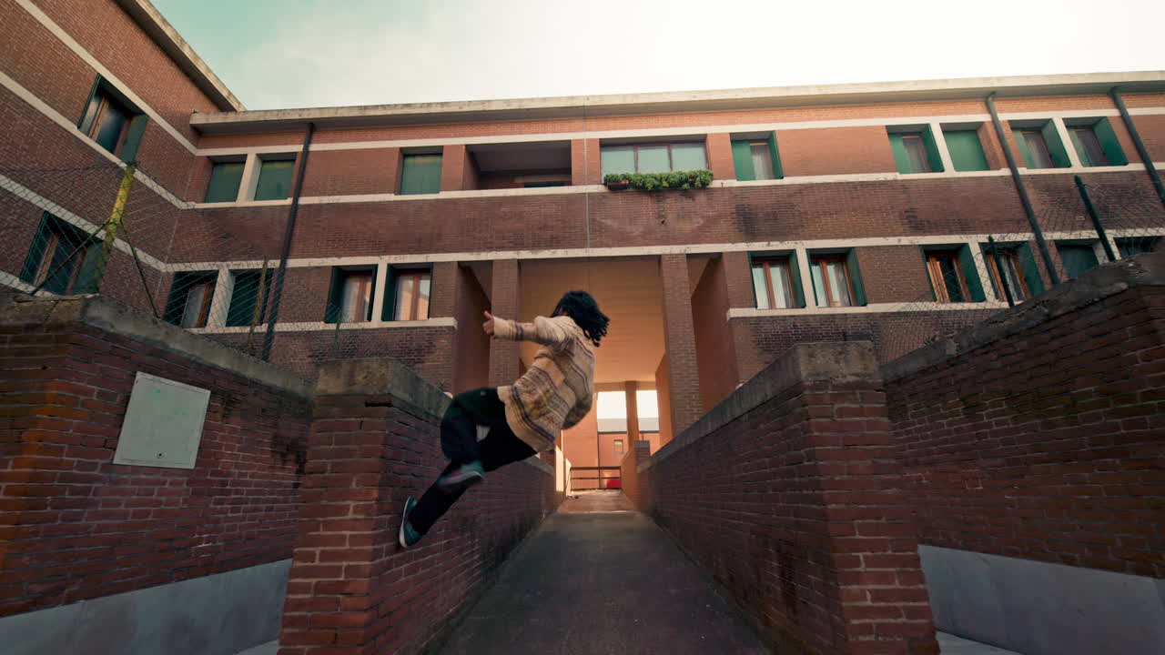 Scena di parkour urbano.