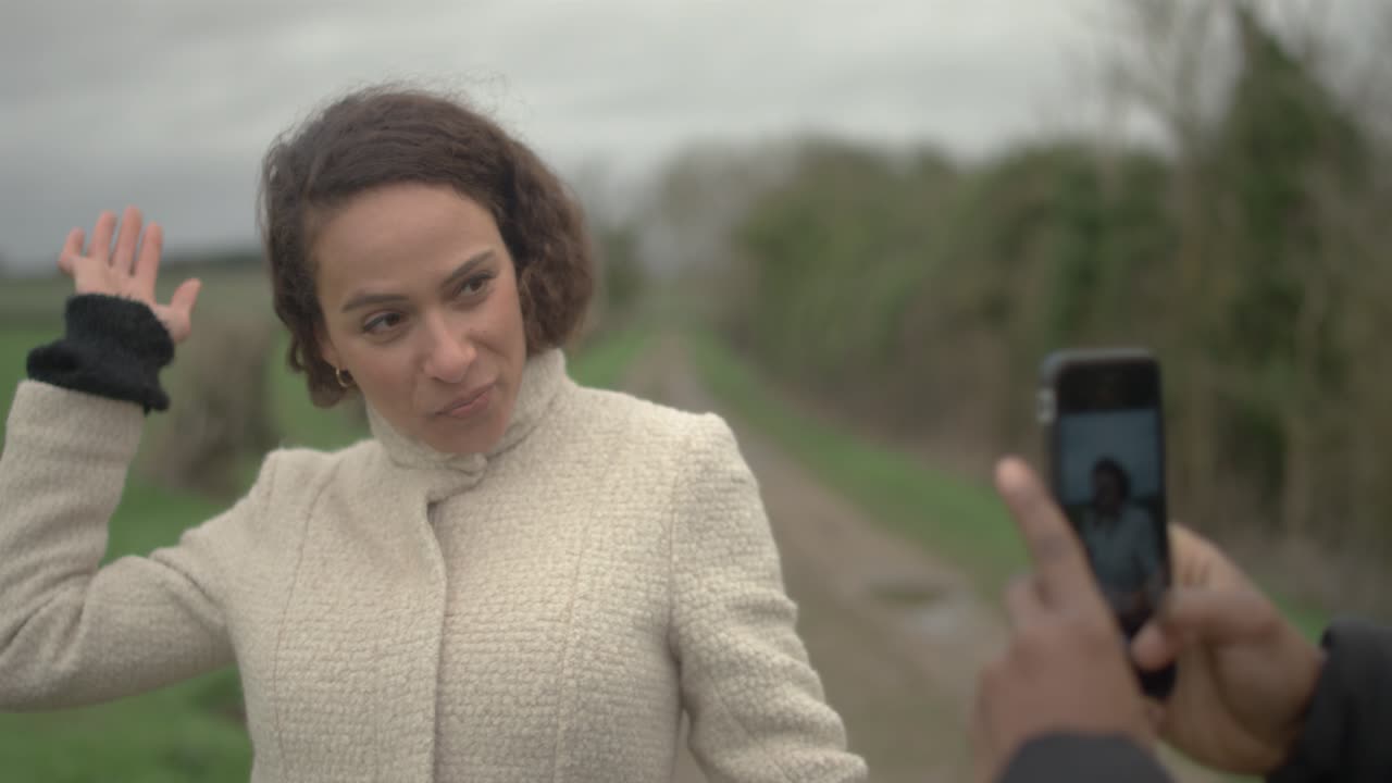 mujer posando para fotografía cu