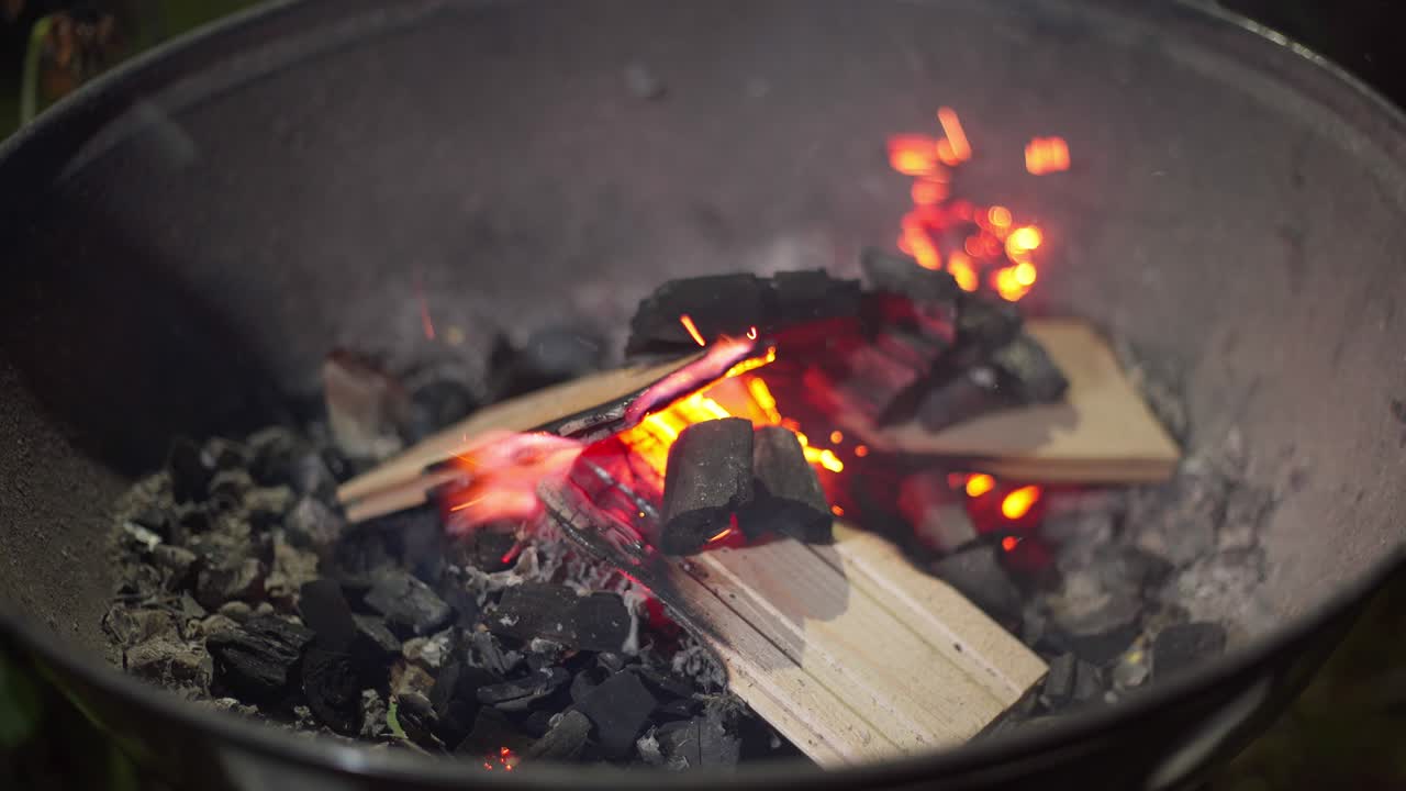 빨간색과 뜨거운 석탄이 아름답게 반인다