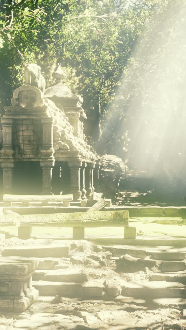Resti di un antico tempio ricoperti di muschio sotto il sole splendente e un'atmosfera pacifica