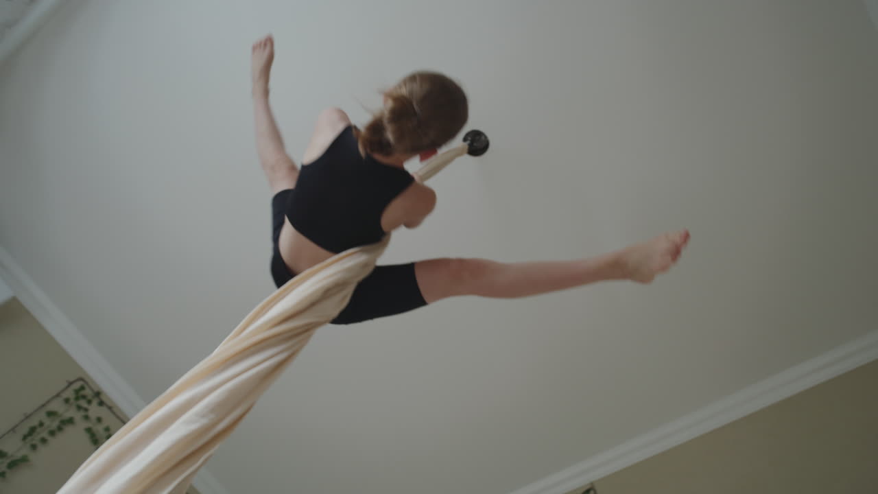 actuación de sedas aéreas por una mujer joven