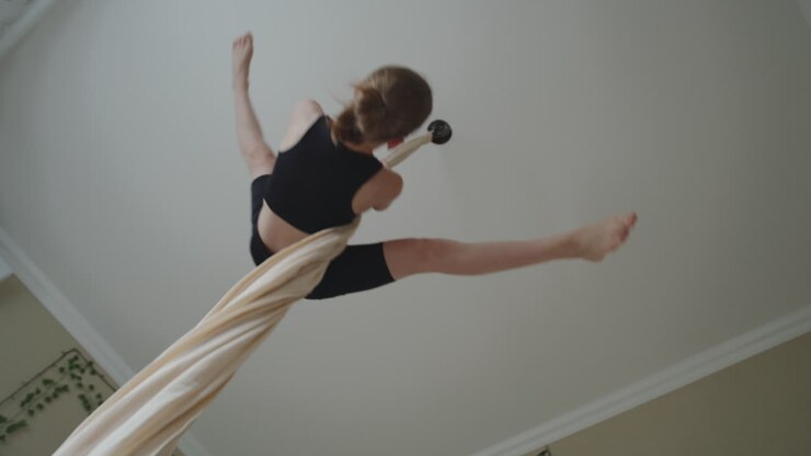 esibizione di seta aerea di una giovane donna