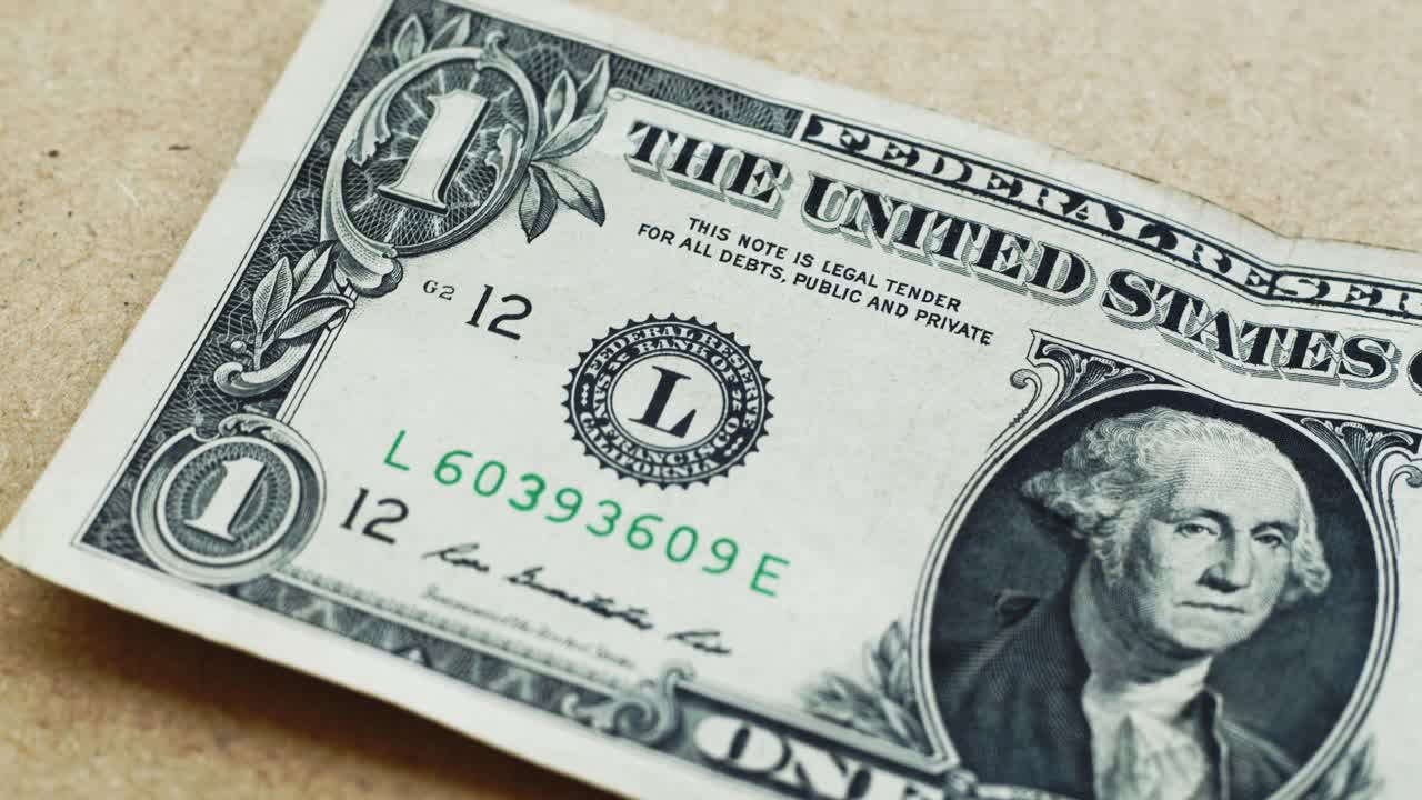 moviendo el billete de un dólar del lado izquierdo con george washington 4k