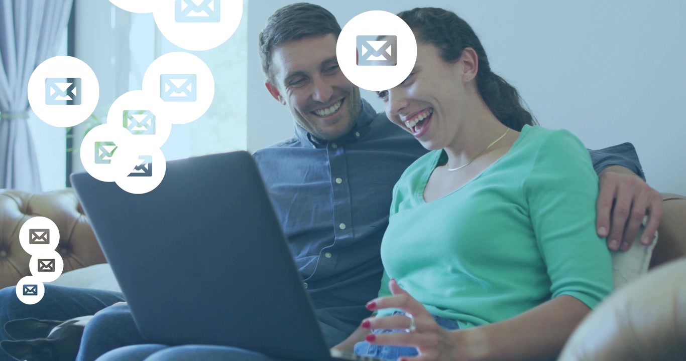 Animación de iconos de sobres digitales sobre una pareja caucásica usando un portátil