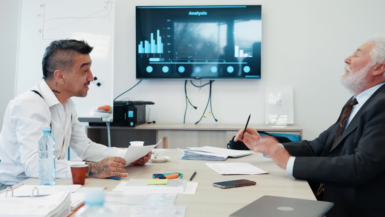 두 사업 파트너가 손을 잡고 새로운 사업 거래를 합니다.