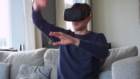 hombre en casa con auriculares de realidad virtual filmado en r3d