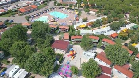 fotografía aérea de la aldea de campamento de mariposas en la ciudad de peschiera en el lago garda, italia