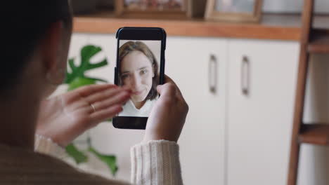 mujer joven teniendo video chat usando teléfono inteligente en casa hablando con un amigo disfrutando de la conversación compartiendo estilo de vida en el teléfono móvil