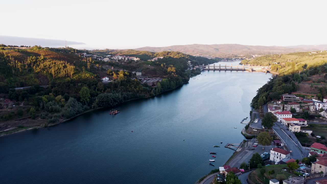 Vista aérea de Crestuma en la zona de Gaia, donde el río Duero serpentea entre verdes colinas y tejados rojos