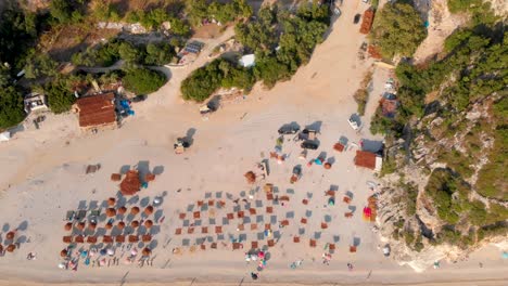 Inclinación-Lenta-Hacia-Arriba-Desde-Las-Sombrillas-En-La-Playa-De-Gjipe-En-Albania-Hasta-El-Cañón