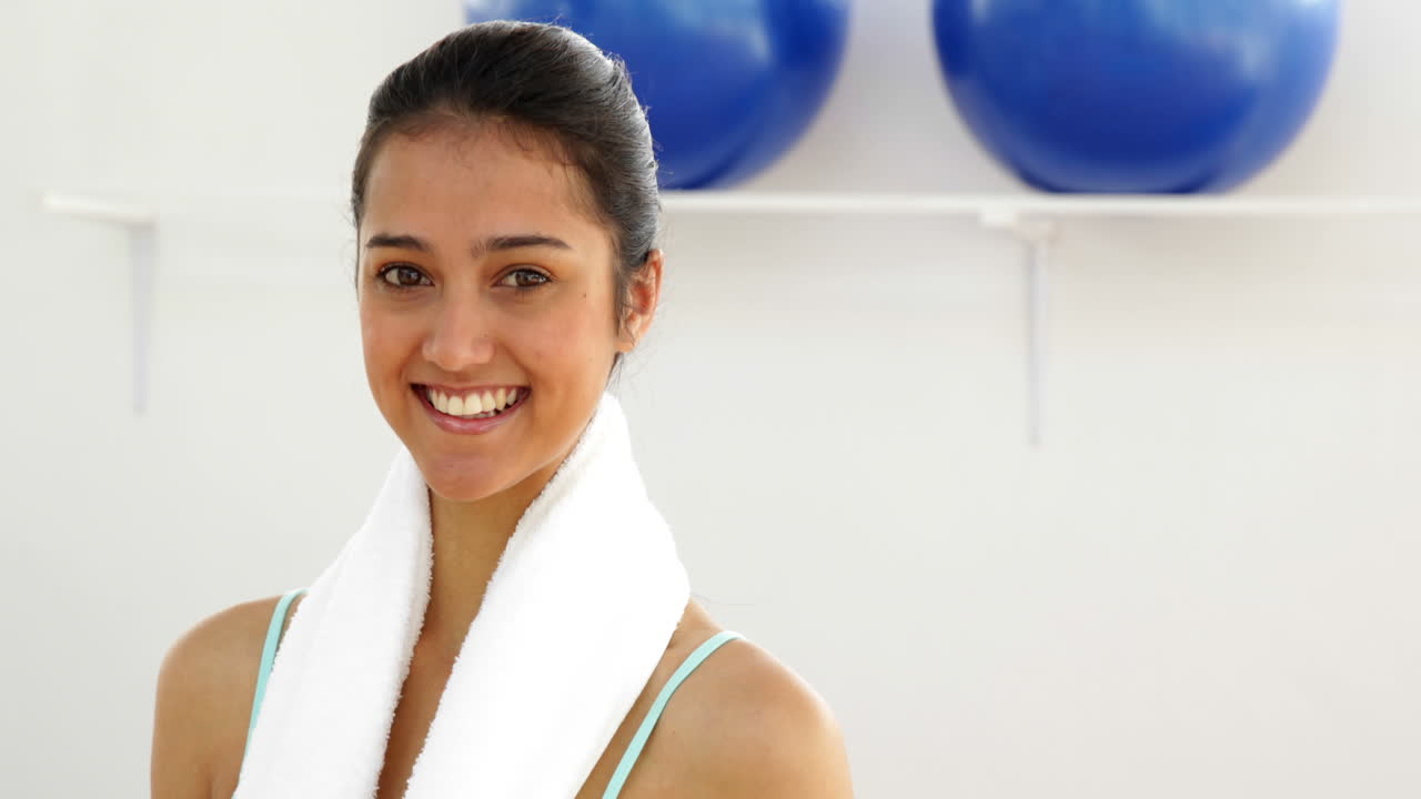 bruneta en forma sonriendo a la cámara