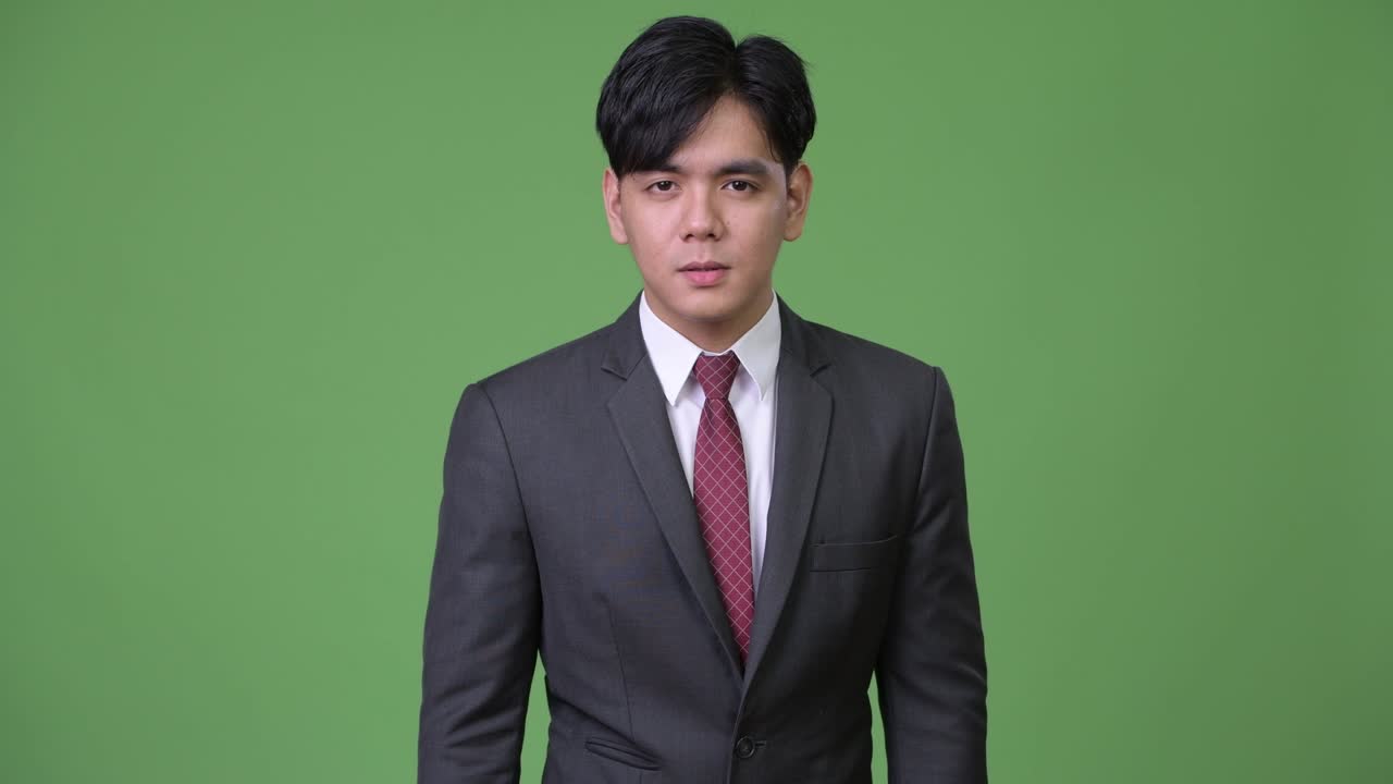 젊은 행복한 아시아 사업가 흥분