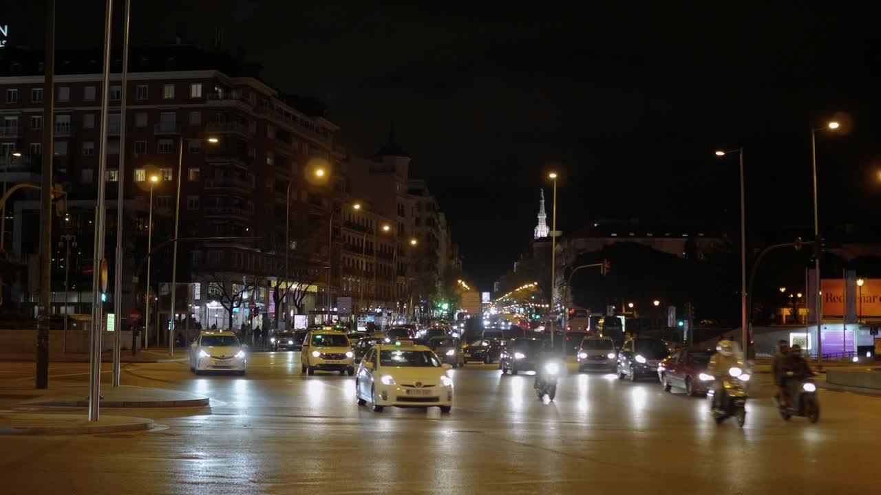 дорожный трафик в мадриде ночью