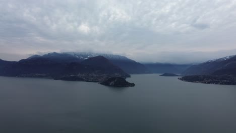 Este-Es-Quizás-Un-Día-Nublado-Feo,-Porque-Es-Gris,-Triste-Y-Nostálgico,-Pero-Cuenta-Muchas-Historias-Con-Agua,-Cielo-Y-Movimientos-De-Drones.