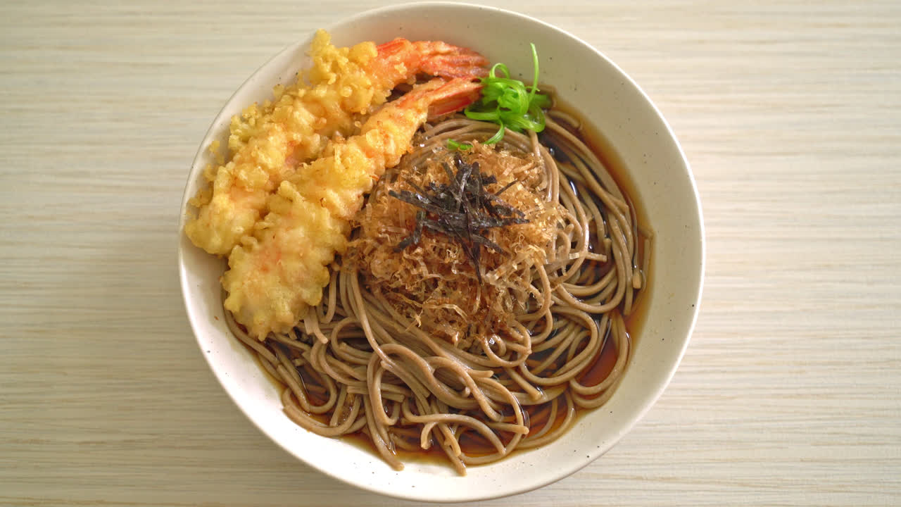 fideos ramen japoneses con camarones tempura - estilo de comida asiática
