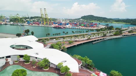 Vista-Del-Puente-Sentosa,-Singapur-Con-Puerto-Y-Arquitectura-Icónica---Panorámica-Aérea