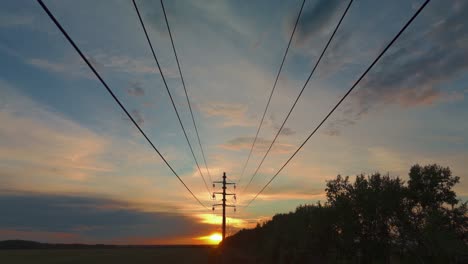 puesta de sol sobre las líneas eléctricas