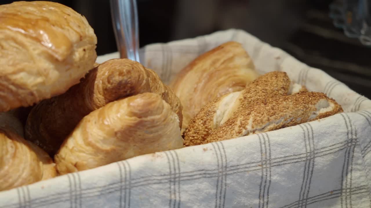 croissants en una canasta