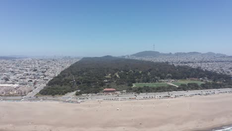 toma panorámica aérea súper ancha del parque golden gate desde el océano pacífico en san francisco