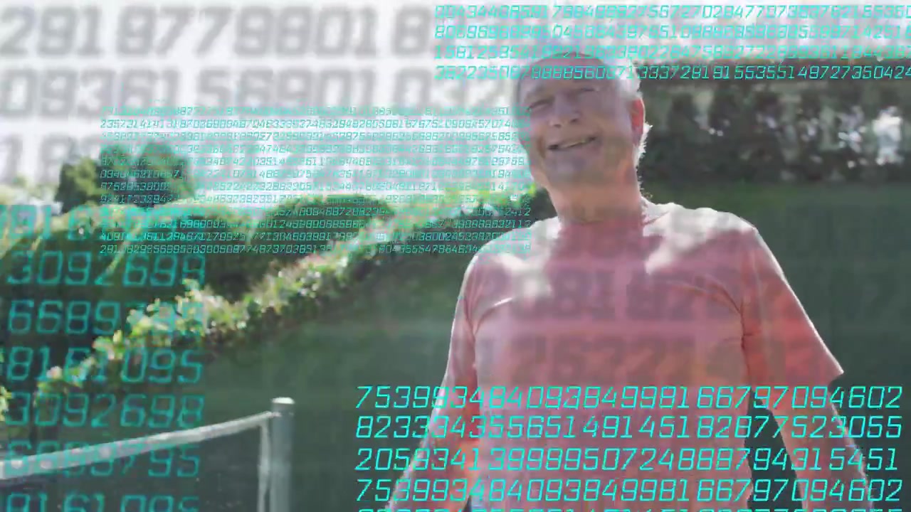 Uomo anziano che entra da destra, si ferma al centro sorridendo, con una sovrapposizione di dati che mostra informazioni sportive su una racchetta.