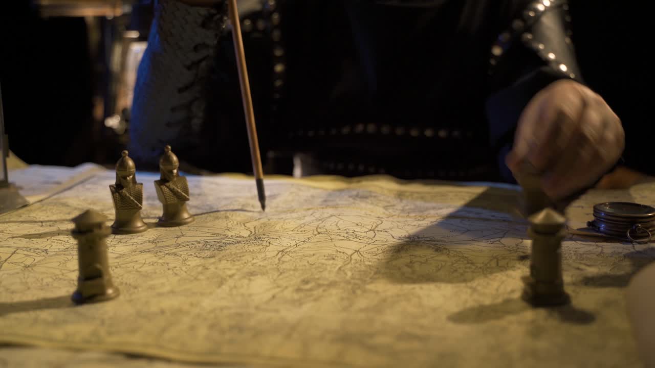 전쟁으로 인한 역사적 지도에 대한 도로의 인상이 있습니다.