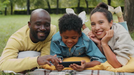 Porträt-Einer-Fröhlichen-Afroamerikanischen-Familie,-Die-Im-Park-Liegt