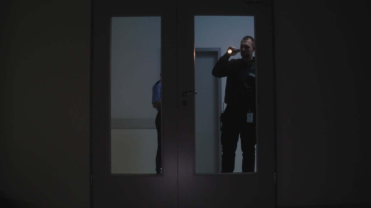 equipo uniformado trabajando en el pasillo.