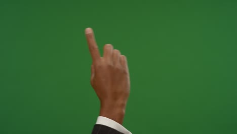 dedo masculino haciendo gestos de toque en pantalla verde