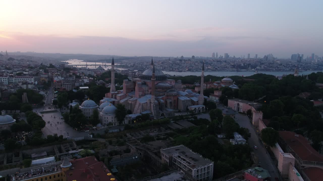 la mezquita de hagia sophia, el atardecer, el video aéreo de drones 4k, la vista histórica de la península