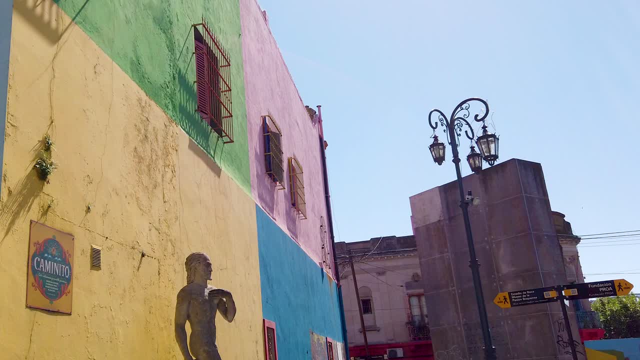 Panoramica sul quartiere a colori di Caminito La Boca, case storiche, statue e strade della città di Buenos Aires, punto di riferimento turistico argentino