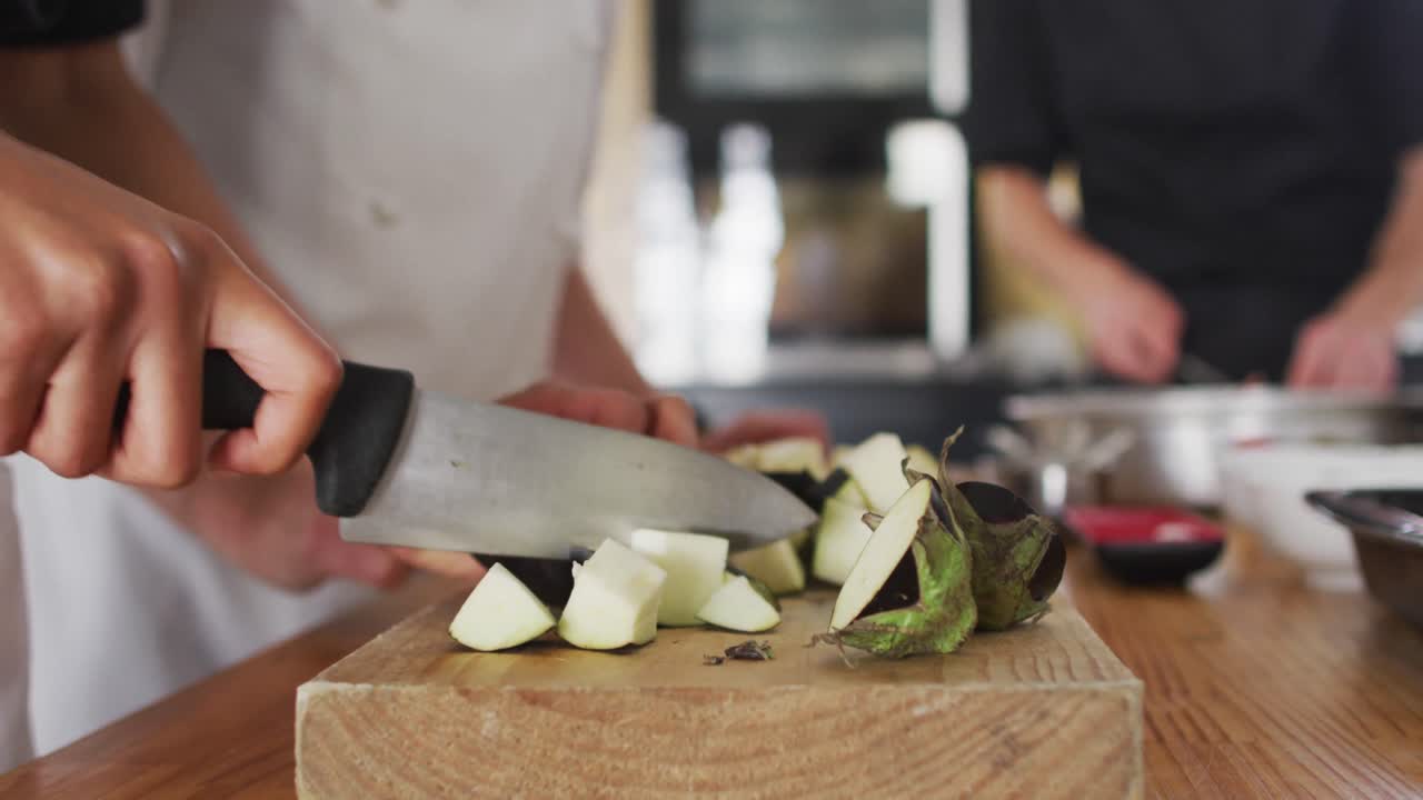 cocinera caucásica que enseña a un grupo diverso