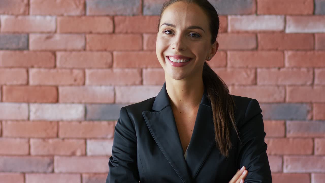 mujer de negocios confiada con cola de caballo