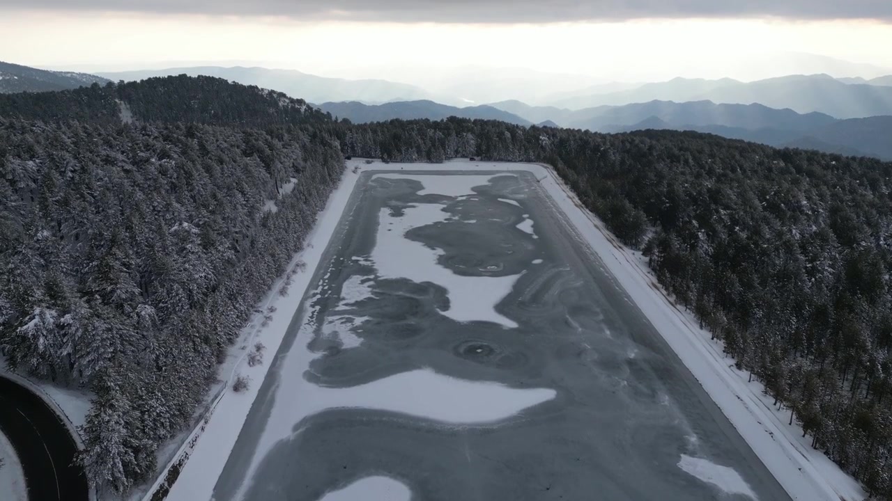 Riprese cinematografiche con drone che mostrano le acque ghiacciate della diga di Prodromos in inverno