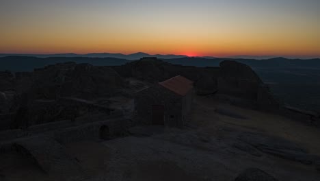 espectacular sol naciente en el horizonte visto desde las ruinas del castillo de monsanto, portugal