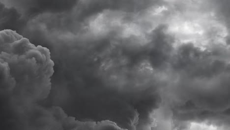 4k-Nubes-Oscuras-Y-Tormentas-Eléctricas-En-El-Cielo-Oscuro