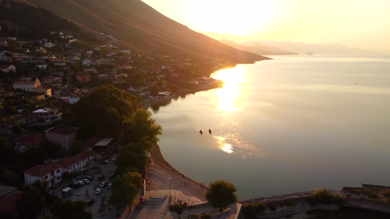 Nascer do sol pitoresco sobre uma vila à beira do lago