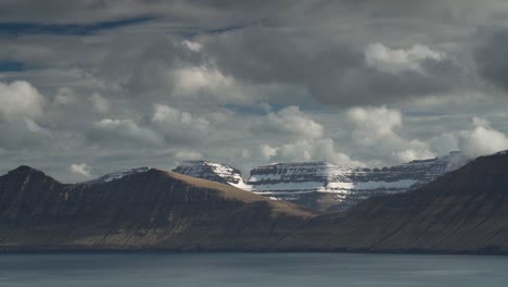 Flauschige-Wolken-Rollen-über-Die-Inseln-Kalsoy-Und-Kunoy-In-Eysturoy,-Färöer-Inseln,-Dänemark