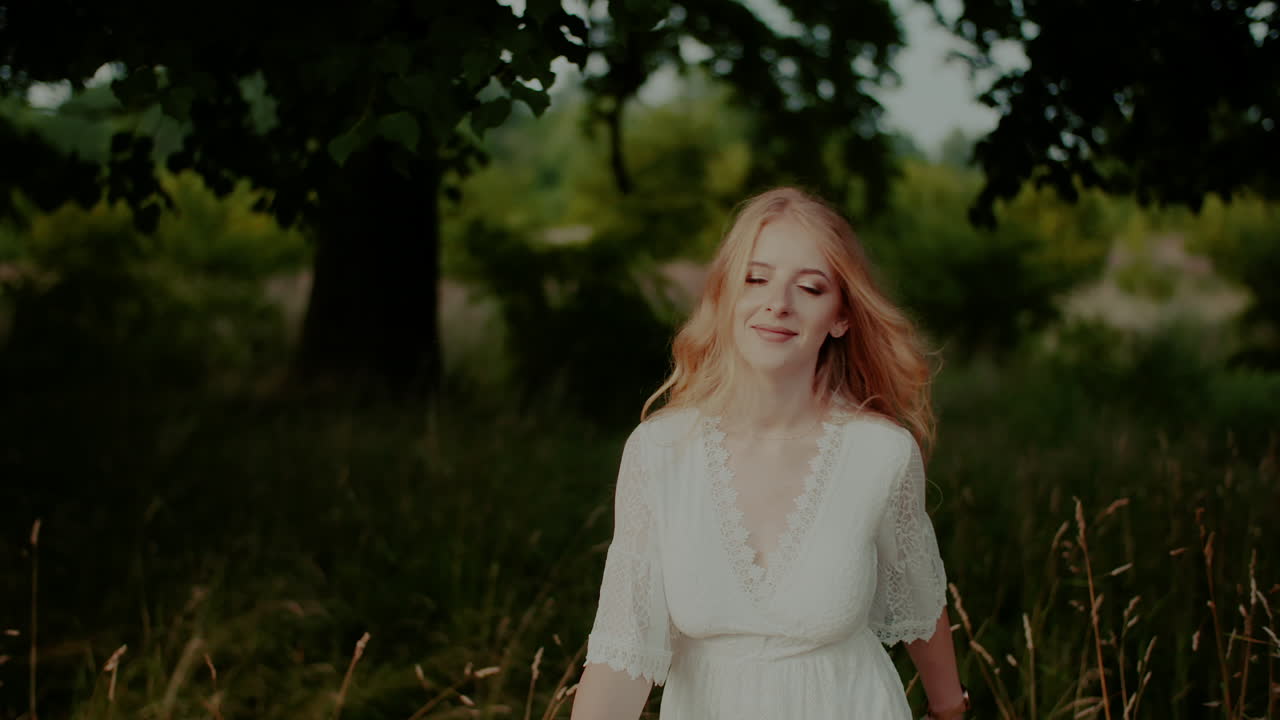 꽃을 손에 들고 여름에 초원에 걷는 매력적인 boho 여자 1