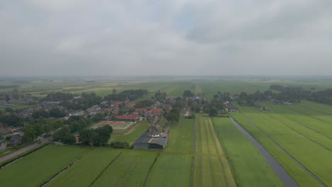 Antenne-Einer-Schönen-Holländischen,-Ländlichen-Stadt-Mit-Einer-Sich-Drehenden-Gerüstwindmühle