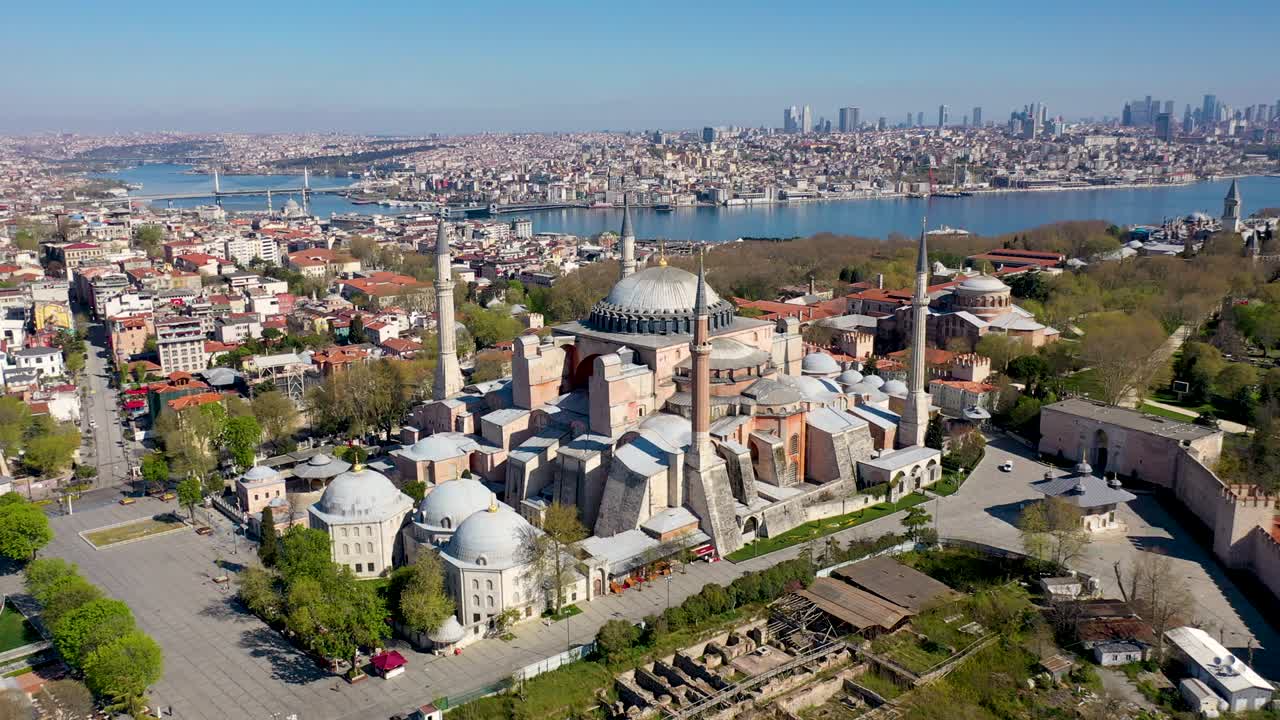 hagia sophia con cuerno dorado plan fijo vista de avión no tripulado de estambul en el toque de queda de la pandemia de covid-19