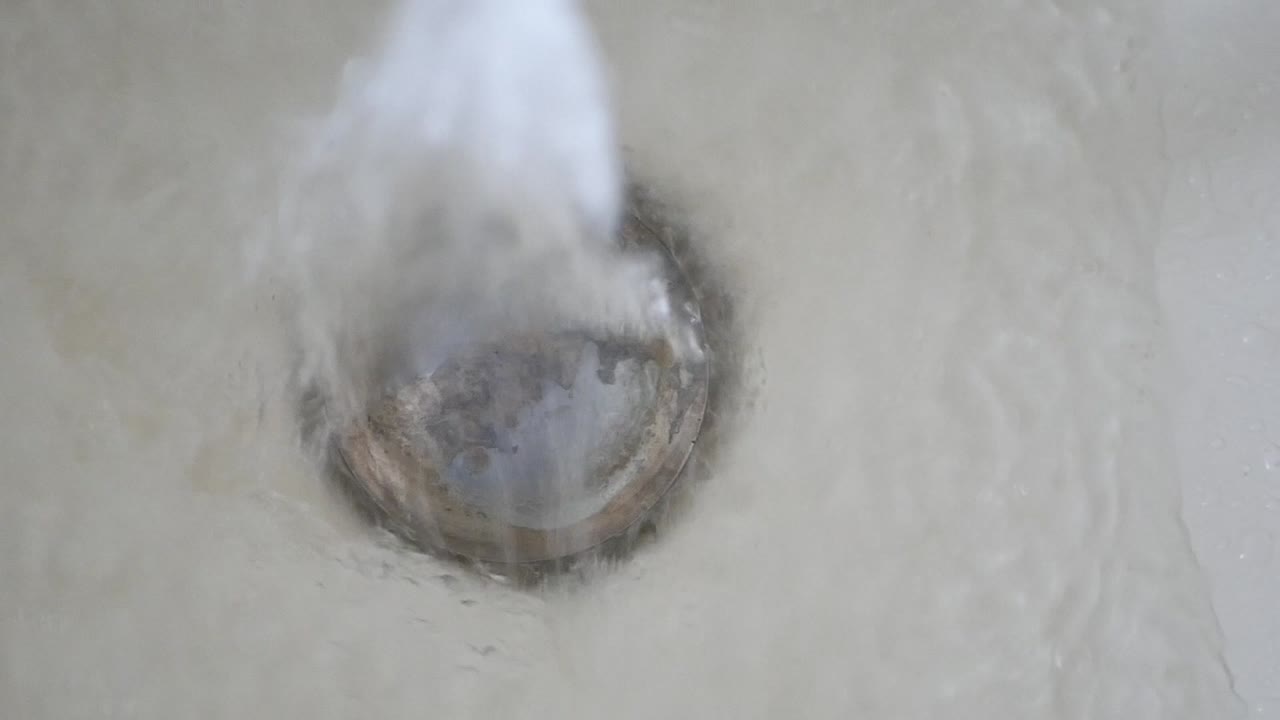 agua salpicando en un desagüe