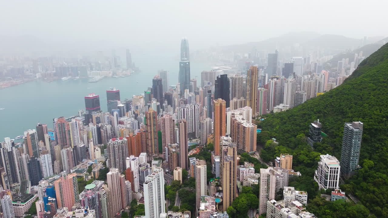 Tinjauan udara gedung pencakar langit di distrik Pusat Bisnis Hong Kong yang berkabut