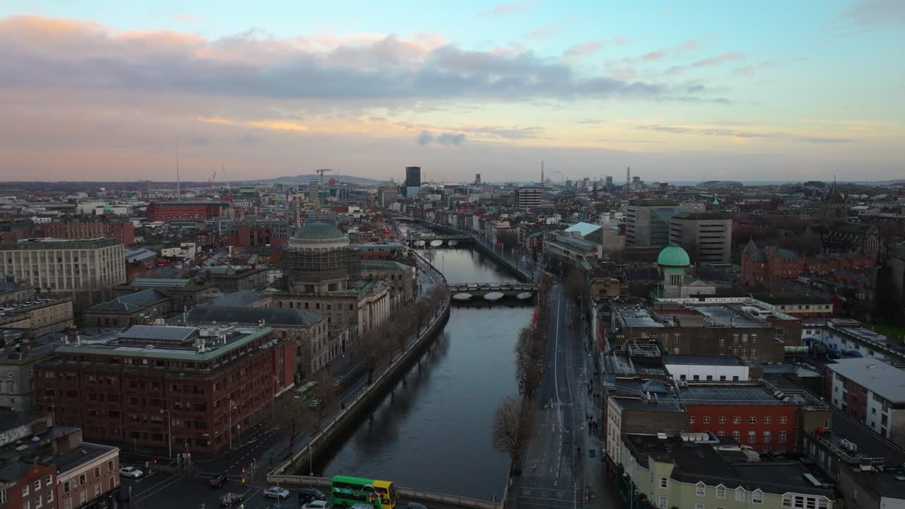 4K Cinematic Drone Filmopptak som flyr over River Liffey – Co.Dublin – Irland D_15