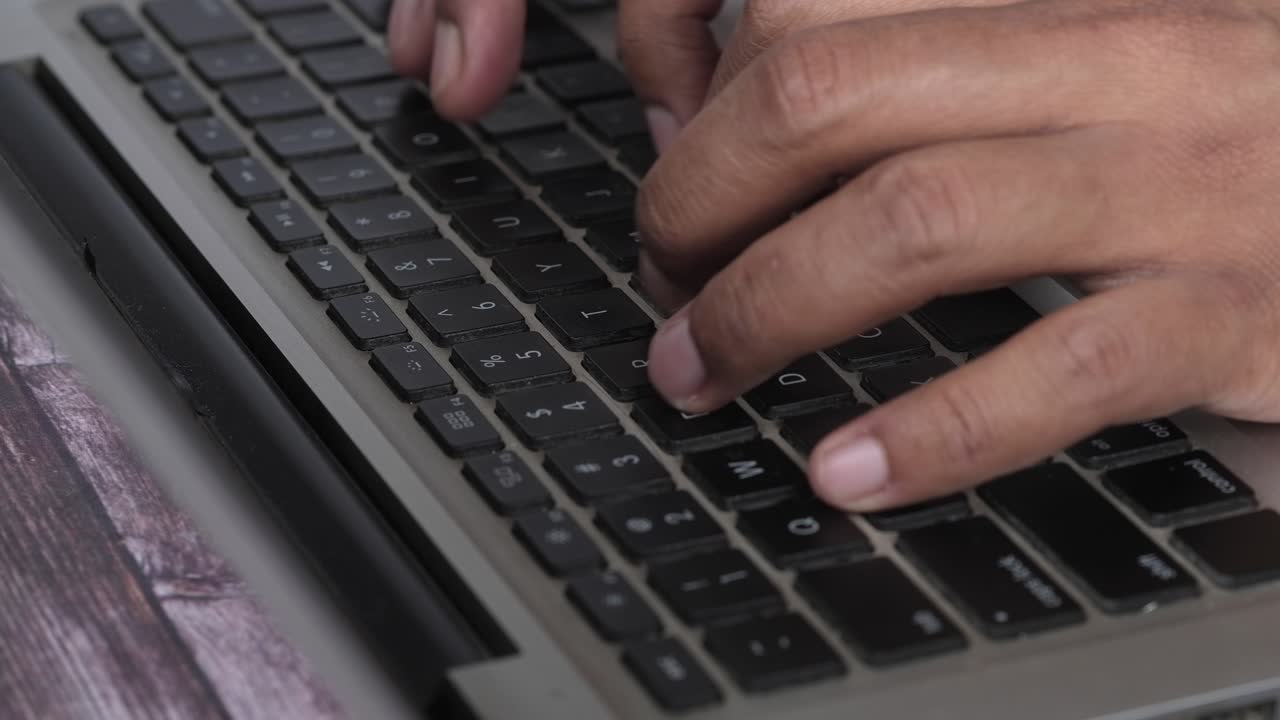 persona escribiendo en el teclado de una laptop