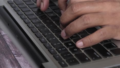 persona escribiendo en el teclado de una laptop