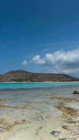 Playa-De-Simos-En-La-Isla-De-Elafonissos,-Grecia-En-Vertical.