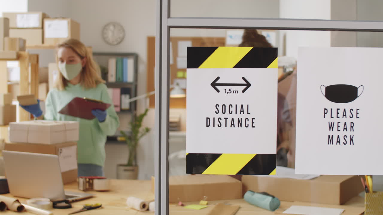 Sosial distansering og munnbindbruk på et kontor for småbedrifter/e-handel