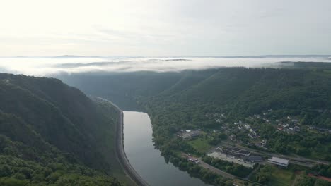 Steep-slopes-of-the-moselle-river-valley-covered-by-a-thick,-leafy-forest-canopy-at-sunrise